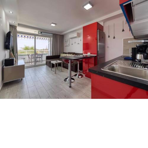 4 minutes walk from Yumbo
