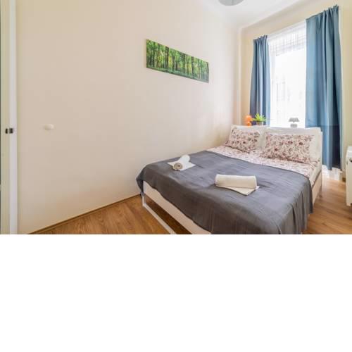 4BR AC/TV with Private Balcony and Direct Airport Bus in Inner City