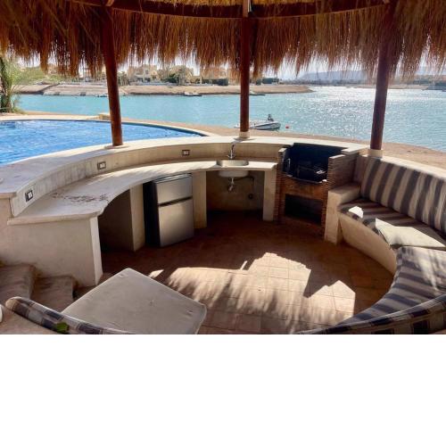 4BR Villa In West Golf