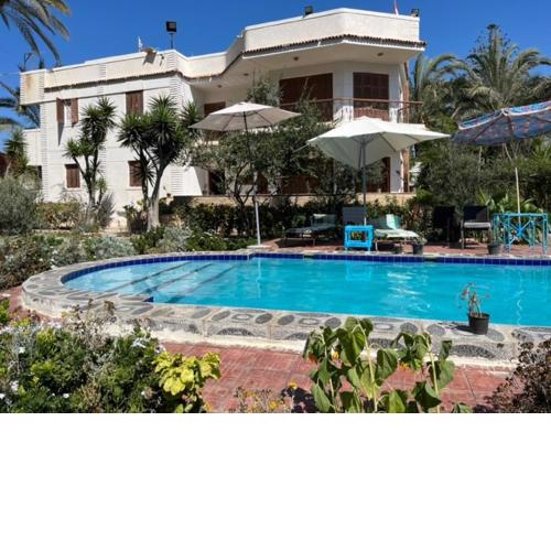 5 bdr family villa with private pool and new AC, 5 min from beach