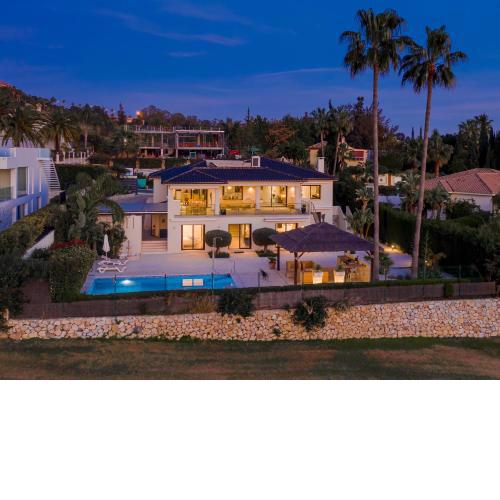 5 bed-villa with golf court view