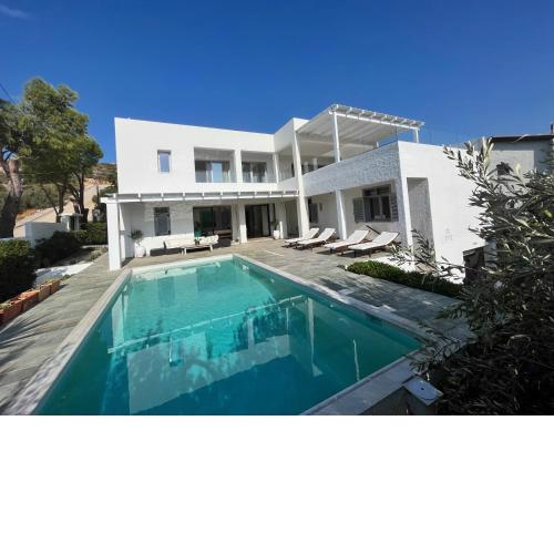 5 Bedroom Villa with Private Pool, Saronida, Athens Riviera