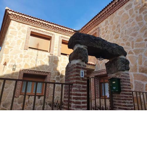 5 bedrooms house with furnished terrace at Navaluenga