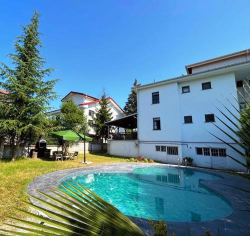 5 bedrooms private house with heated swimming pool and sauna