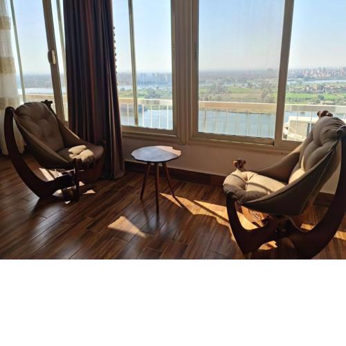 5 star apartment show the Nile and the pyramids
