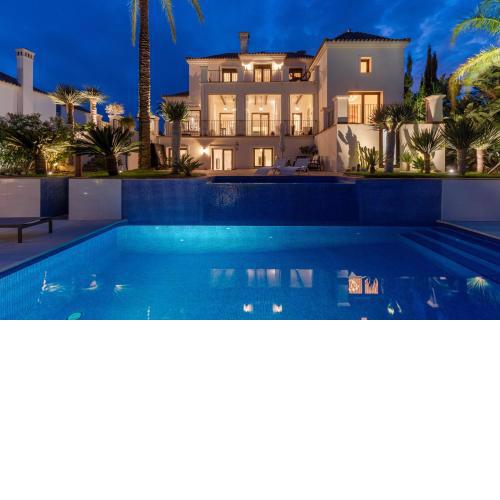 6-BDRM Andalusian Modern Villa next to Golf course