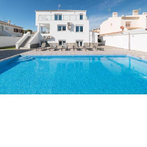 6 Bed Modern Luxury Villa 5 Min Walk to Beach!