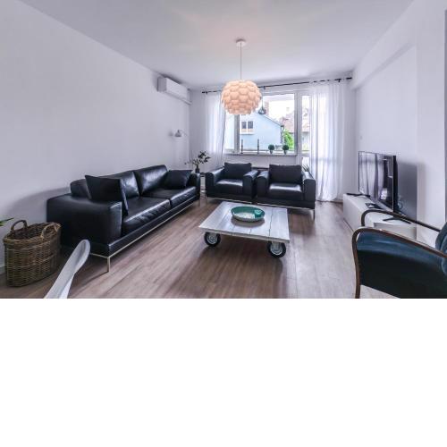 66 Apartment - Stylish Two Bedroom in Lozenets District
