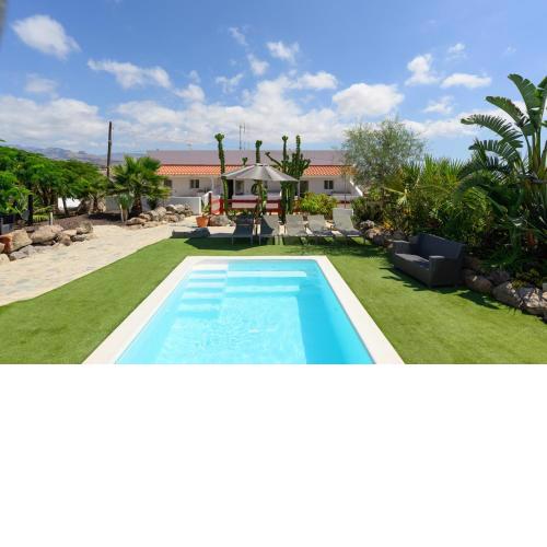 7 Moons B peace and pool