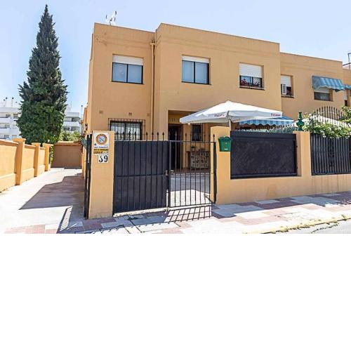 797 Holiday Rentals - Adosado para 6 a 1 min de la playa Carihuela