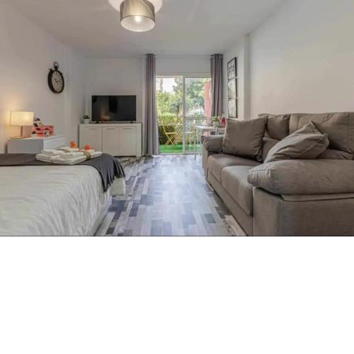 797 Holiday Rentals - Moderno estudio en Iris para 2 con piscinas