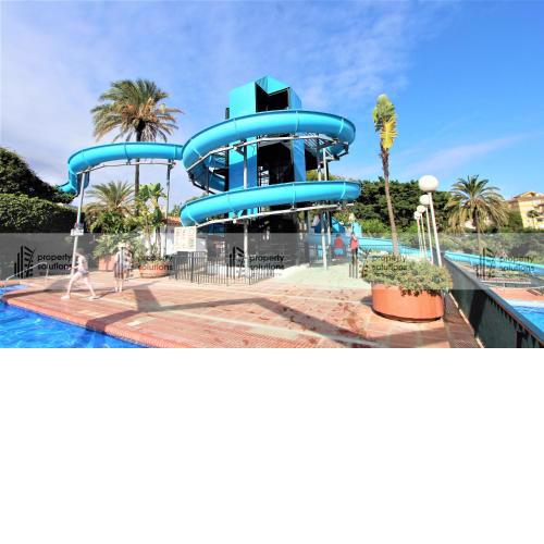 812 BENALBEACH. 1ºLinea de Playa. Vistas a la piscina y la montaña.