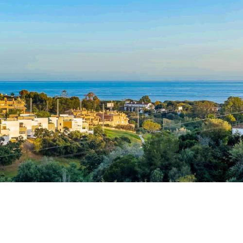 97-Townhouse With Roof Terrace & Views, Marbella