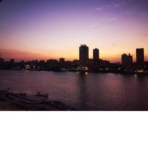 شقه فندقيه جناح يطل علي نهر النيل بجوار فندق فيرمونت