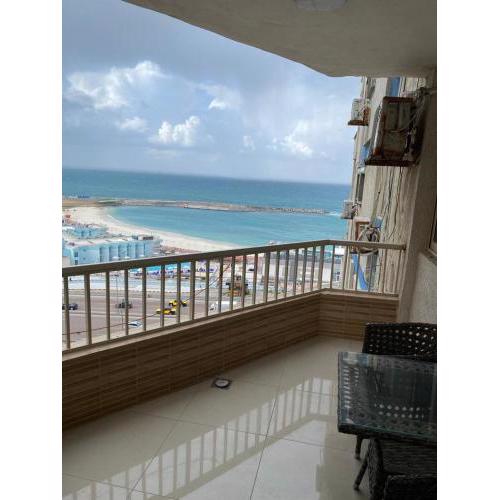 شقه للايجار بحر مباشر سيتي سكوير