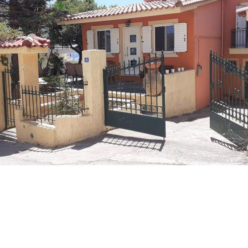 Αυτόνομο σπίτι με αυλή στην έξω πολη