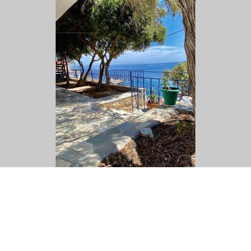 Πέτρινη αυλή, Αρμενιστης Ικαρια