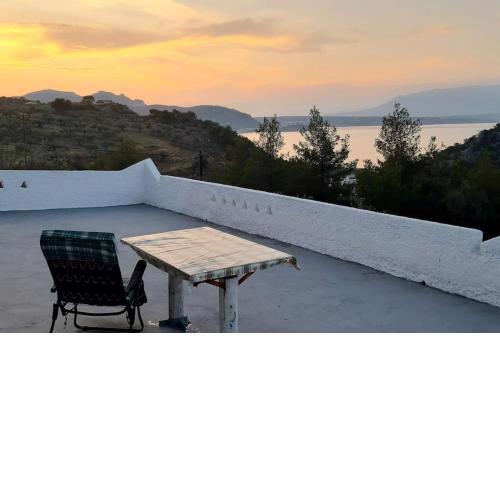 Όμορφη κατοικία με θέα Σαρωνικό.