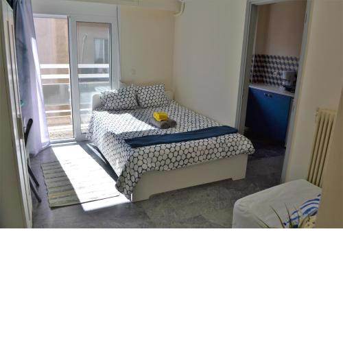 A-04. Renovated 2019. Great studio.ACROPOLIS views