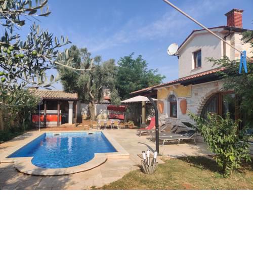 A Beautiful Holiday Home with Private Pool in sisan