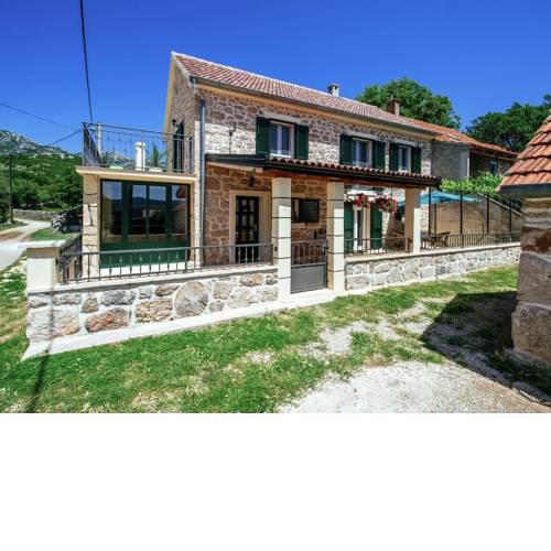 A Beautiful Stone House with Mountain View in Zaton