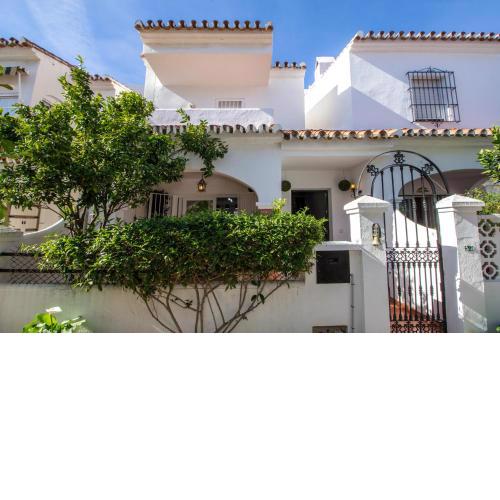 A cozy and elegant townhouse across the beach