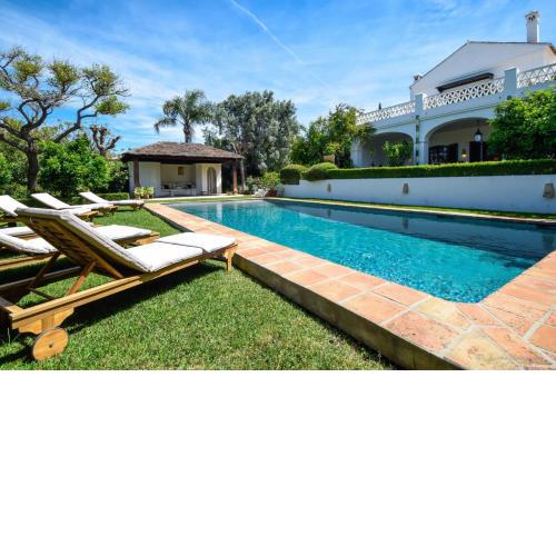A Real Oasis In Colonial Style