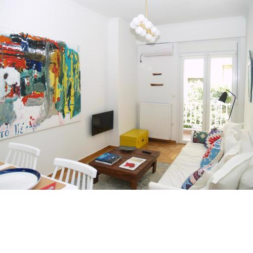 A Refreshed & Rich in Details Apartment in Piraeus (Passalimani - Marina Zeas)
