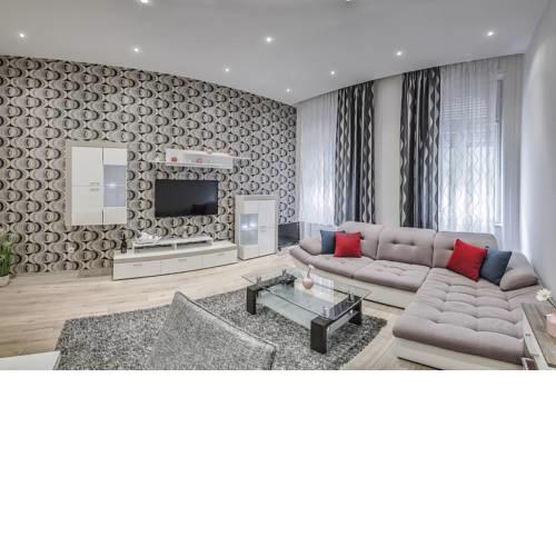 A sunny & modern apartment with balcony in downtown Budapest