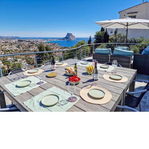 A019 - Villa con vistas al mar y la montaña