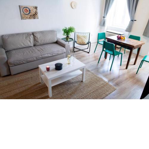 A38 Studio Apartment Next To Famous Party House.