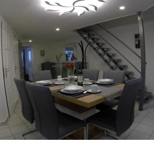 Acacia Downtown Apartment