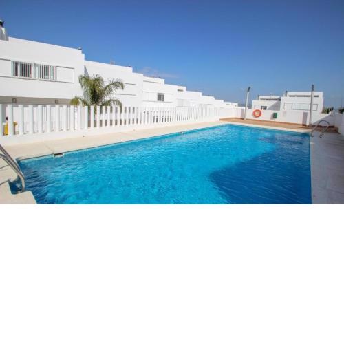 Acogedor adosado con piscina
