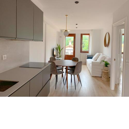 ACOGEDOR APARTAMENTO CON TERRAZA Y PARKING Publico EN COMILLAS