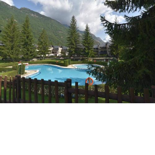 Acogedor apartamento de montaña con jardín y piscina