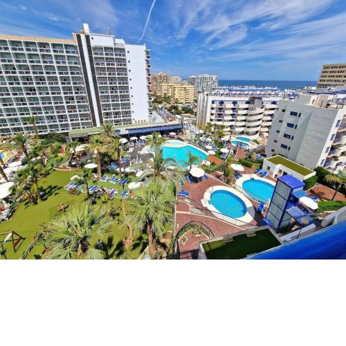 Acogedor Piso con terraza, piscinas y parking!