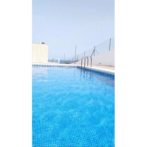 Adosado con fantásticas vistas al mar y piscina.