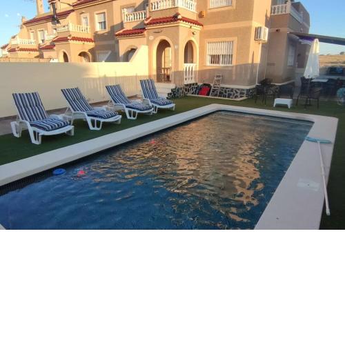adosado con piscina a 10 minutos de Alicante