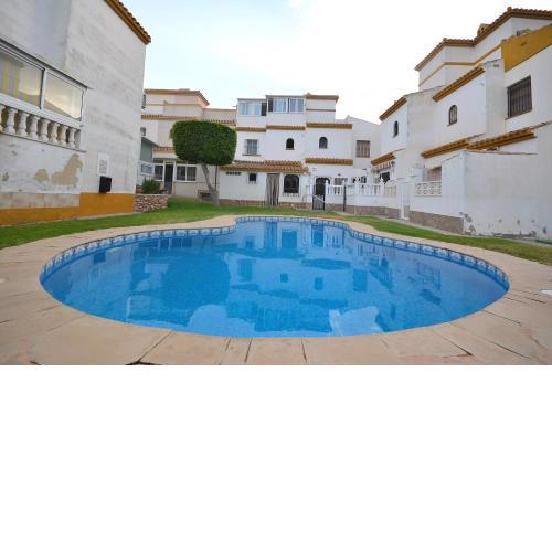 Agradable adosado con piscina, duchas hidromasaje