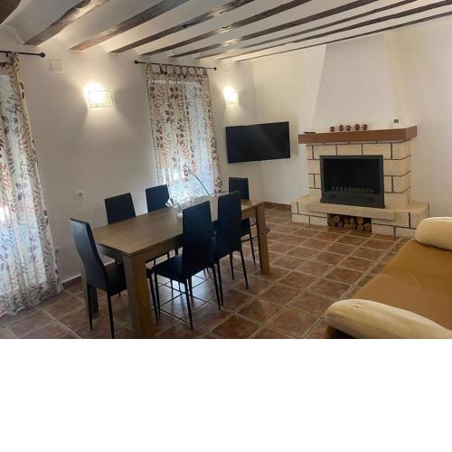 Agradable casa con chimenea interior y barbacoa.