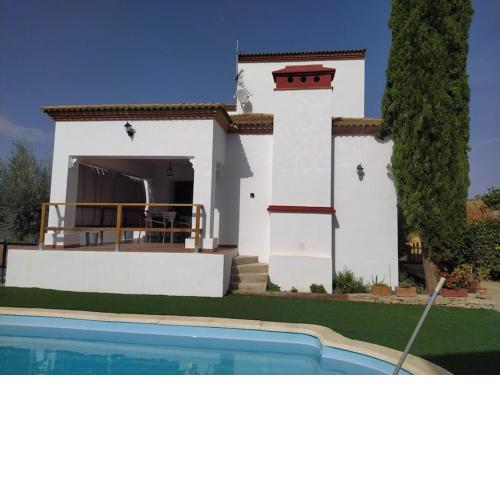 Agradable casa con piscina en la serranía.