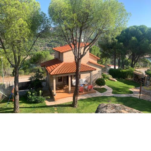 Agradable casa con piscina y jardin.
