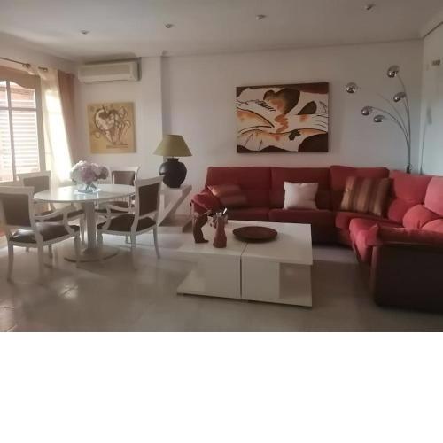 Agradable villa rodeada de naturaleza con piscina cerca de la ciudad