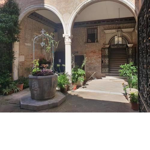 Al Mezzanino, Palazzo Torniello