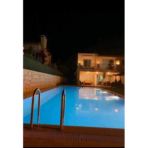 Alacati da 3+1 havuzlu villa