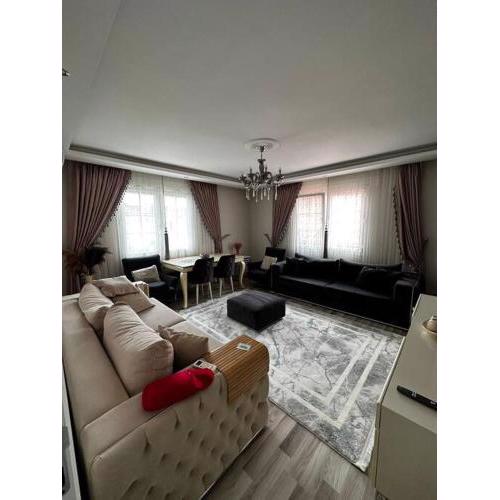 Alaçatı merkezine 20 metre uzaklıkta. 2+1 EV