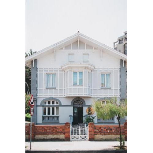 Alamar Salinas House