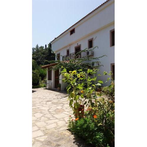 Alekos Rooms and Apartments