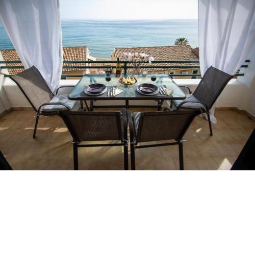 Alexandras On The Beach and Pool apt