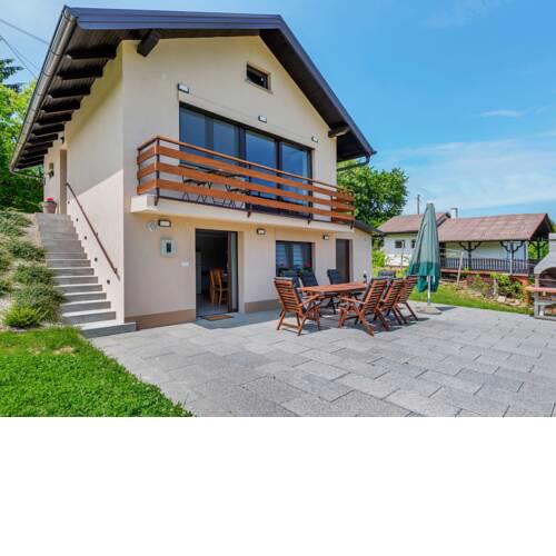 Alluring Holiday Home in Dragoslavec with Barbecue